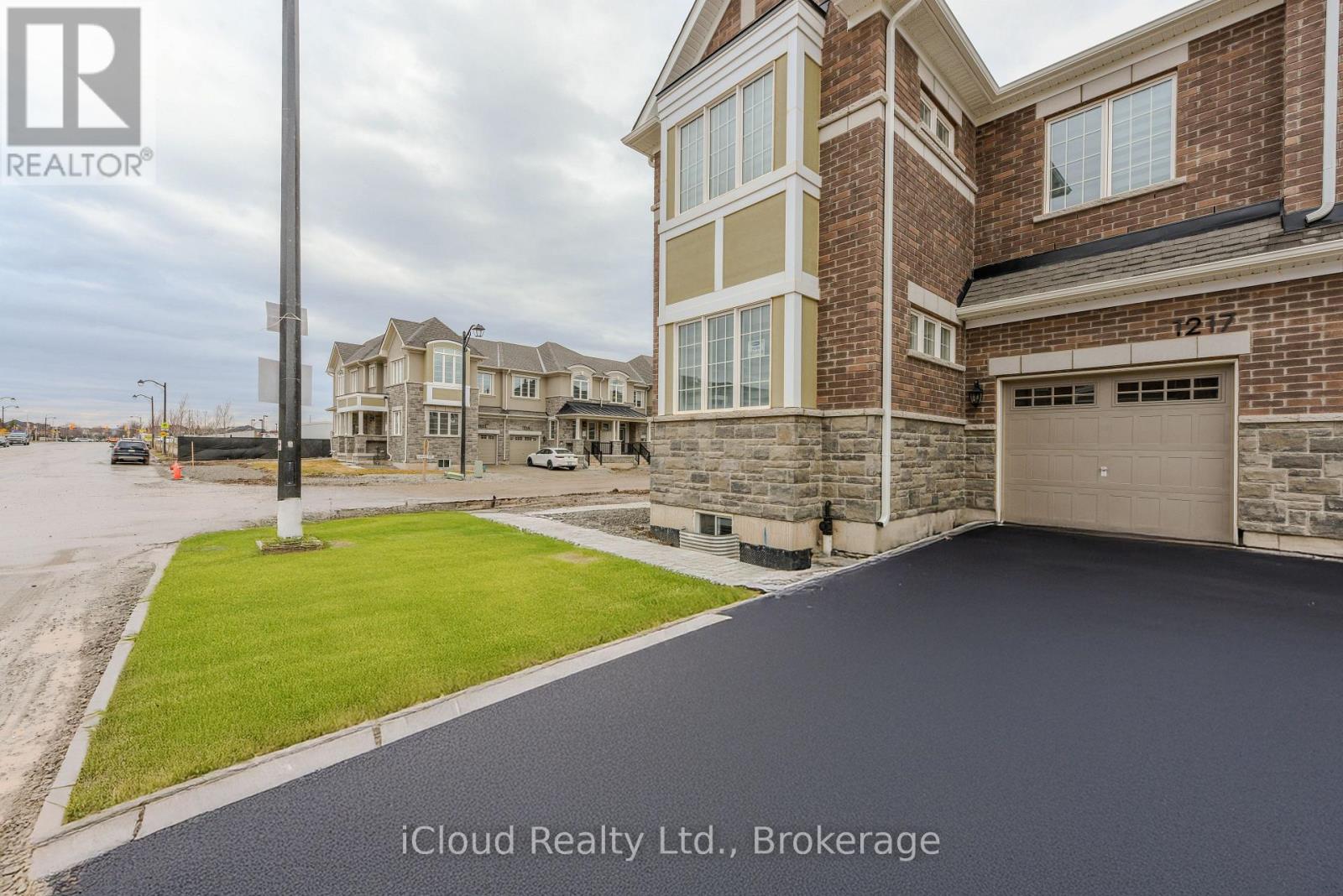 1217 Ferguson Drive, Milton, Ontario  L9T 7V8 - Photo 2 - W13158474