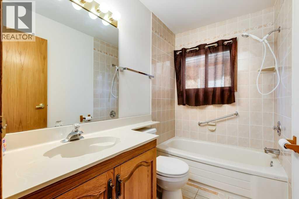 106 Sienna Hills Drive SW, Calgary, Alberta  T3H 2C8 - Photo 19 - A2282460