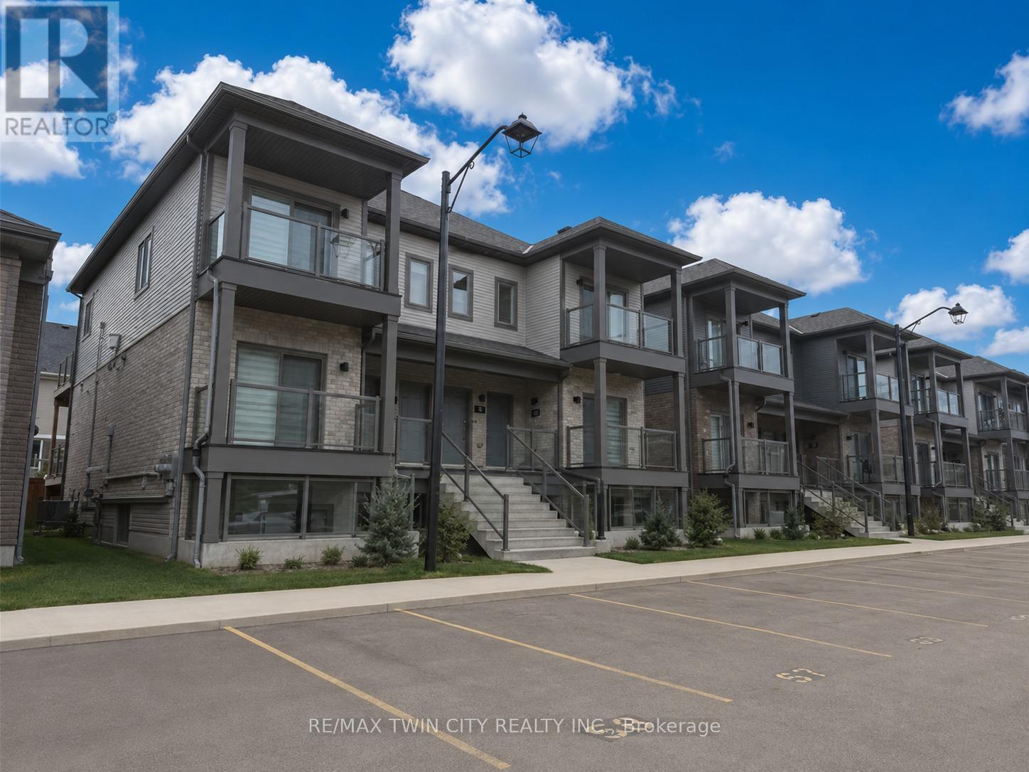 32 - 205 WEST OAK TRAIL, Kitchener, Ontario