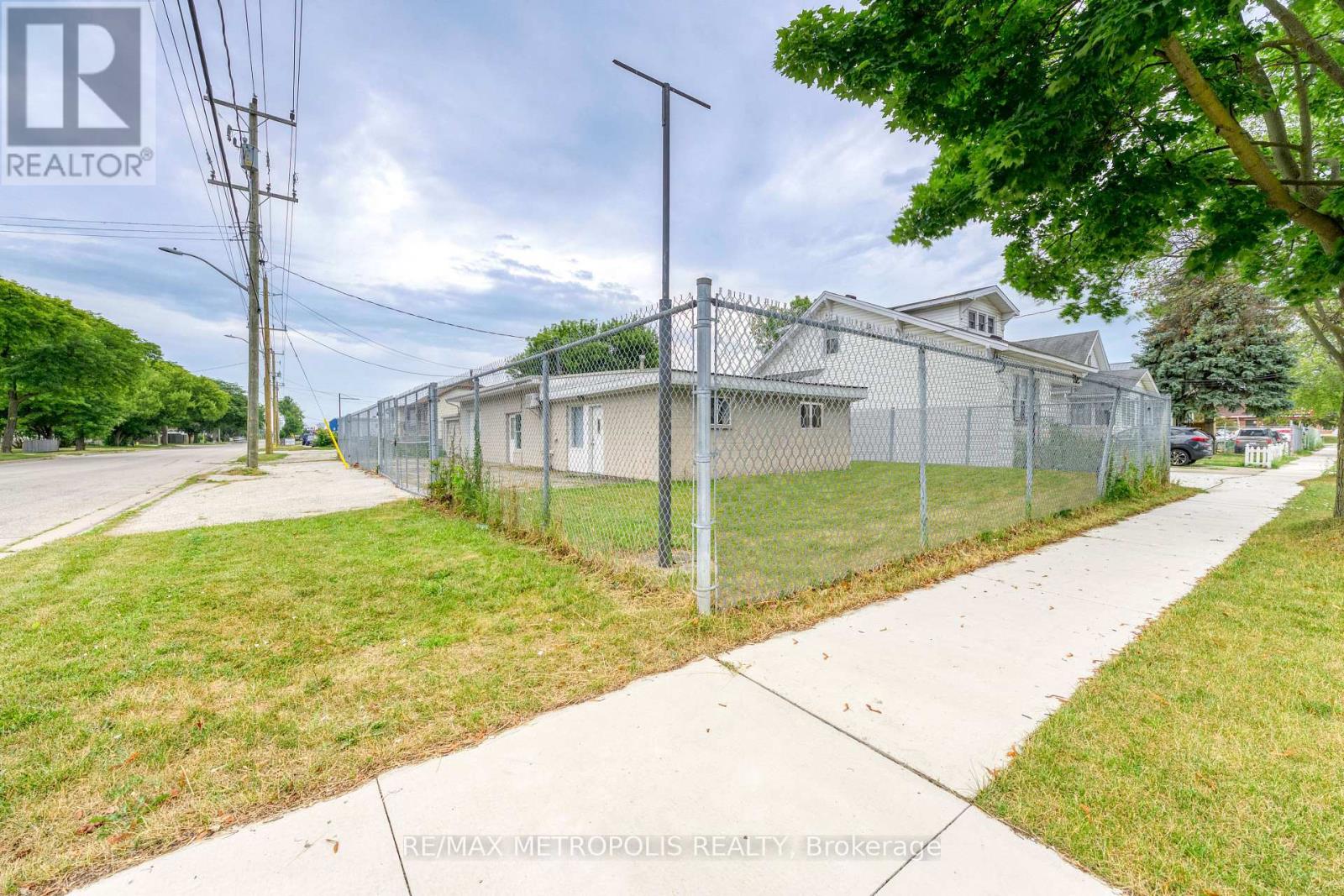 431 Campbell Street, Sarnia, Ontario N7T 2J1 - Photo 3 - X13158492