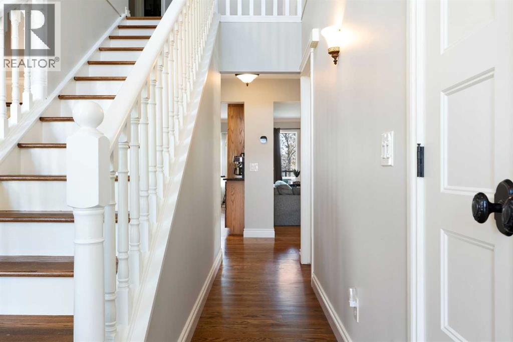 476 Silvergrove Gardens NW, Calgary, Alberta  T3B 4S8 - Photo 9 - A2311397