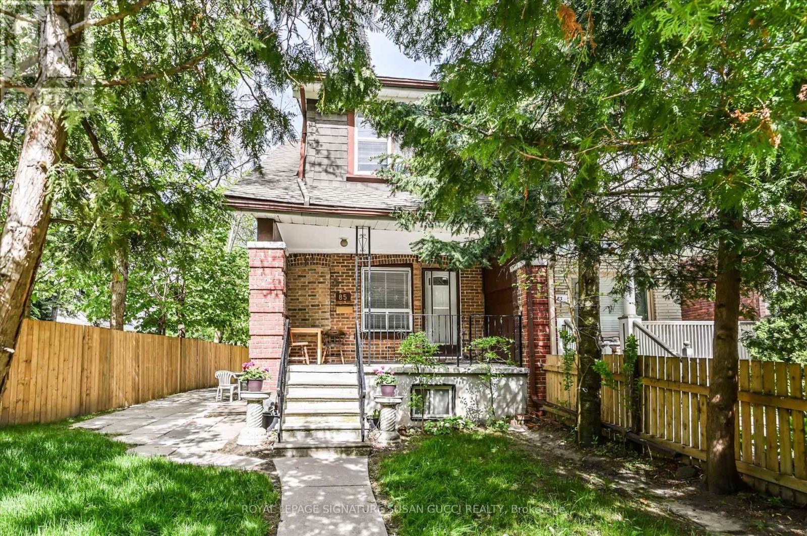 <div class="slider-price">$1,199,000</div><p>85 Linsmore Crescent, Toronto, Ontario</p>