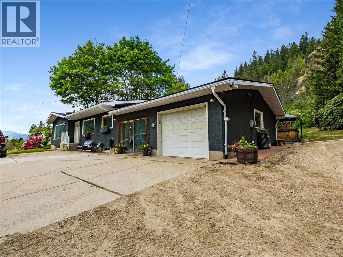 2927 UPPER LEVELS Road, Robson, British Columbia