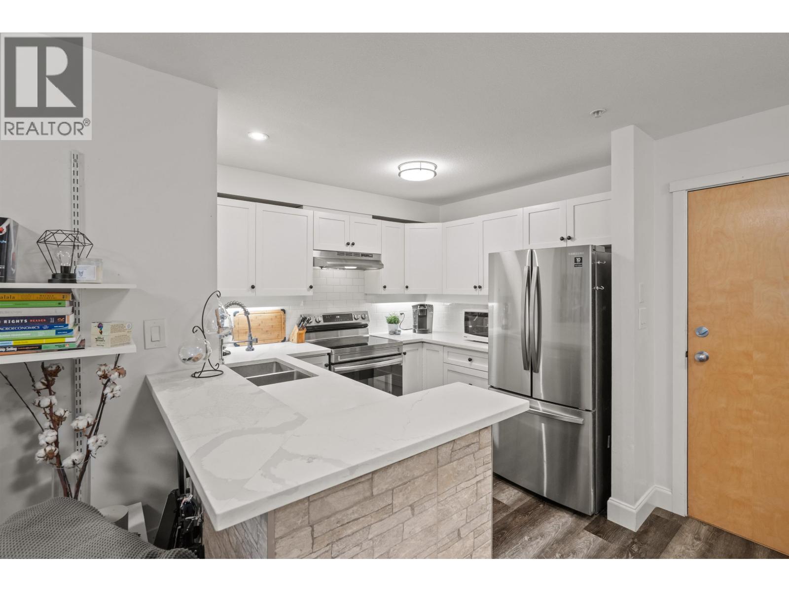 213 15 Smokey Smith Place, New Westminster, British Columbia  V3L 5V7 - Photo 2 - R3126075