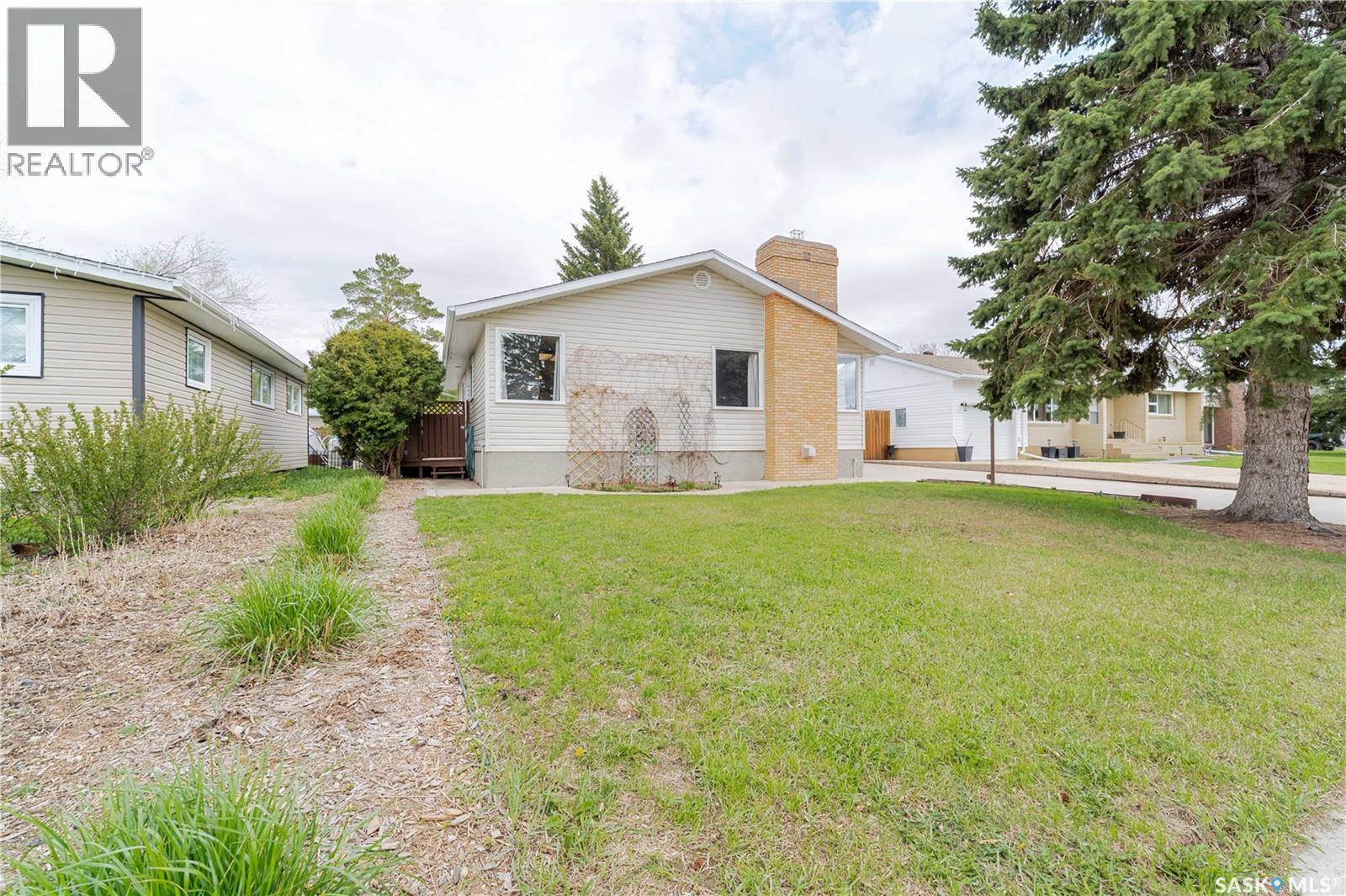1325 King Crescent, Moose Jaw, Saskatchewan  S6H 3G3 - Photo 2 - SK036625
