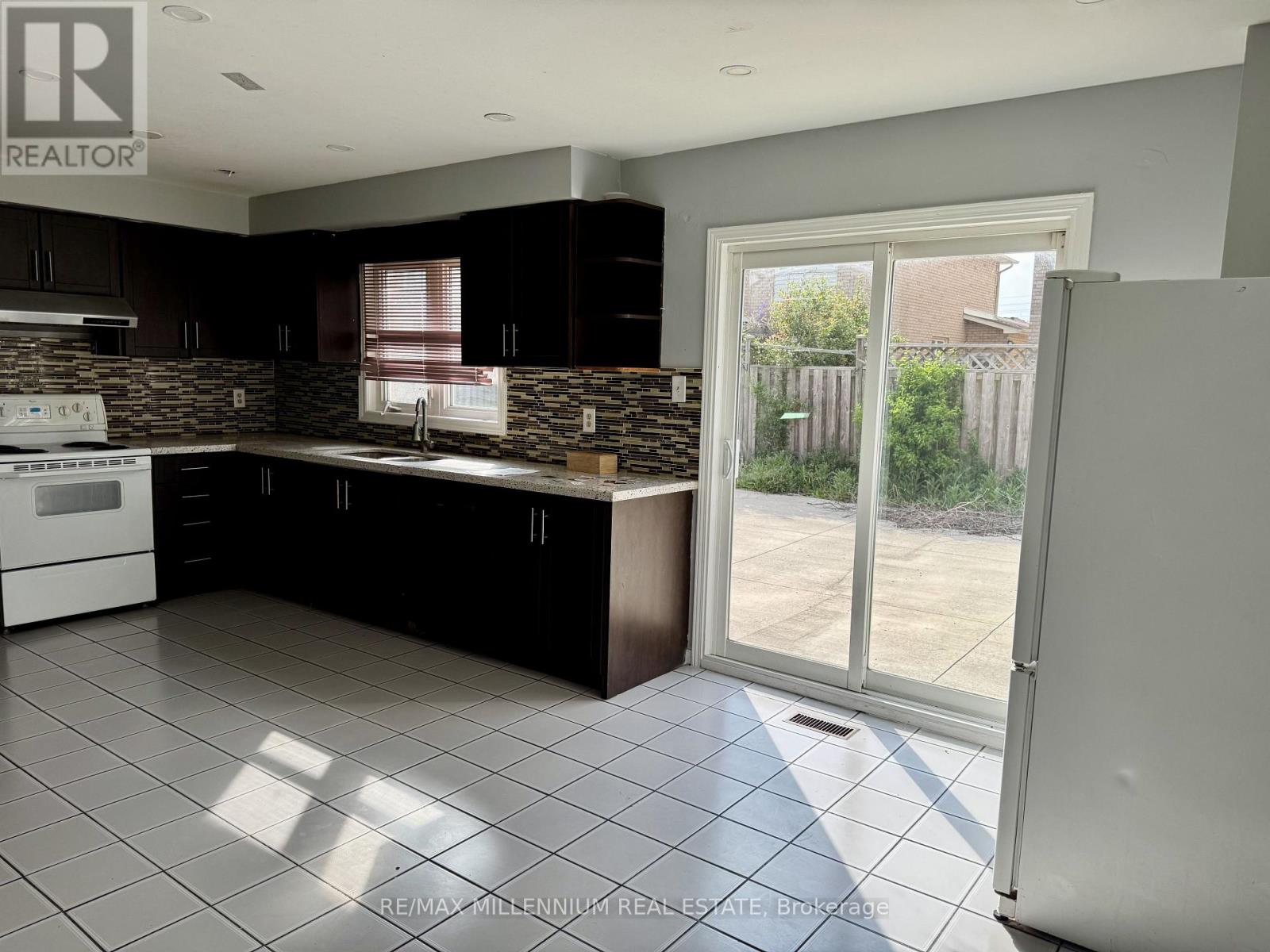 36 Diane Court, Brampton, Ontario  L6Y 3E2 - Photo 5 - W13093436