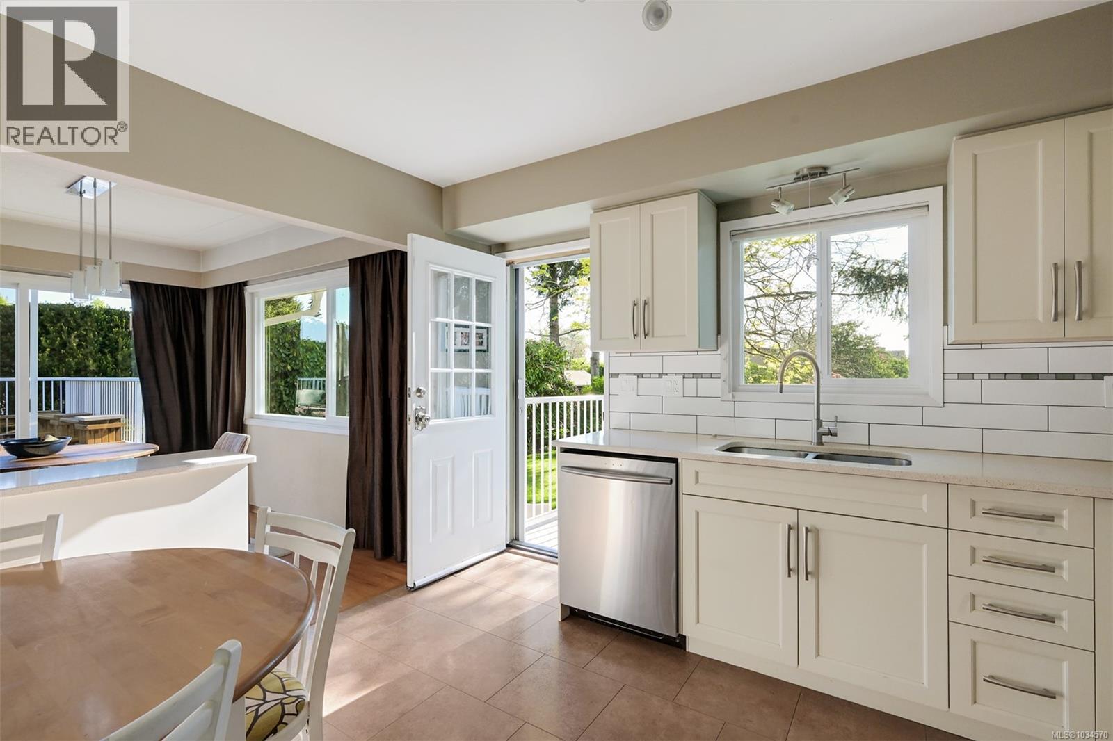 6635 Buena Vista Rd, Central Saanich, British Columbia  V8Z 5W8 - Photo 3 - 1034570