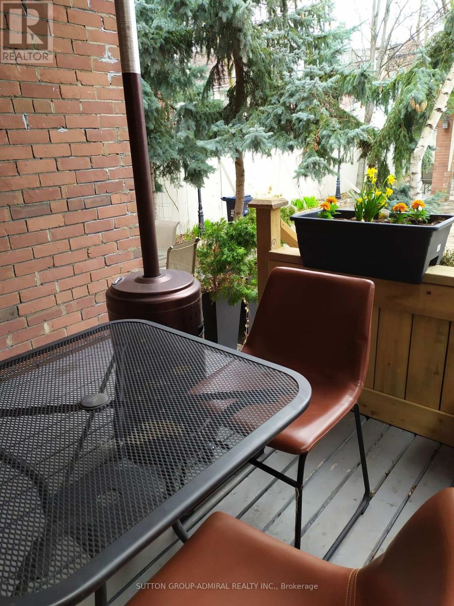 Back Studio Apartment - 335 Palmerston Boulevard, Toronto, Ontario  M6G 2N5 - Photo 3 - C13158734