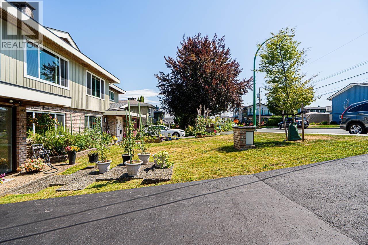 3949 Gilpin Street, Burnaby, British Columbia  V5G 2H2 - Photo 3 - R3126521
