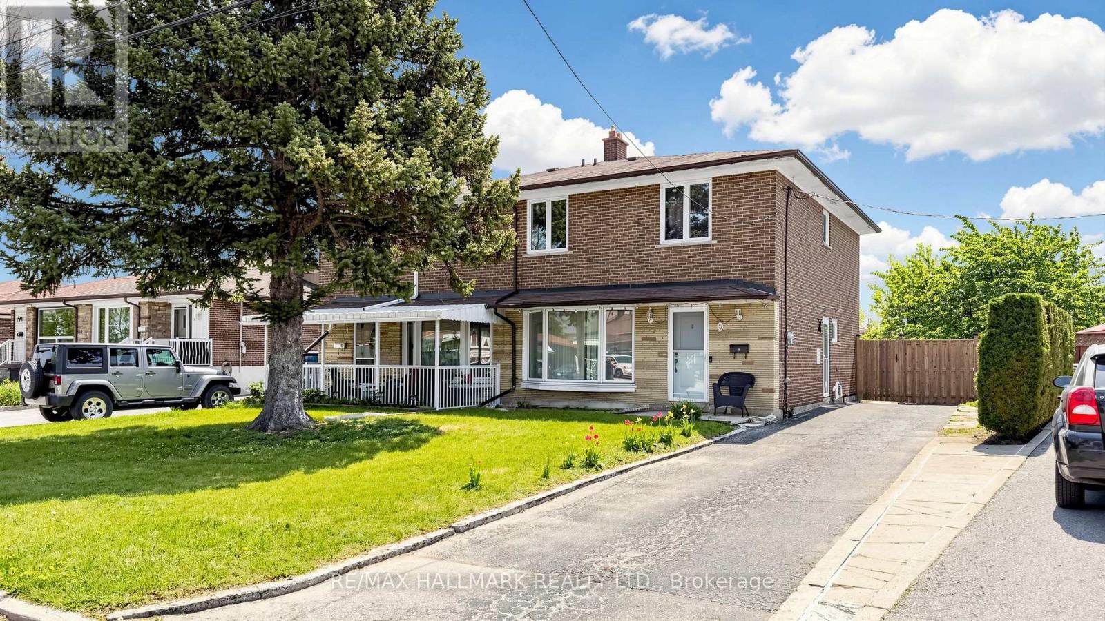 <div class="slider-price">$809,000</div><p>9 Rubydale Gardens, Toronto, Ontario</p>