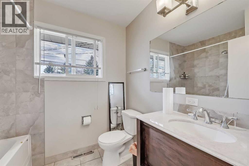 1315 Northmount Drive NW, Calgary, Alberta  T2L 0C9 - Photo 12 - A2312941