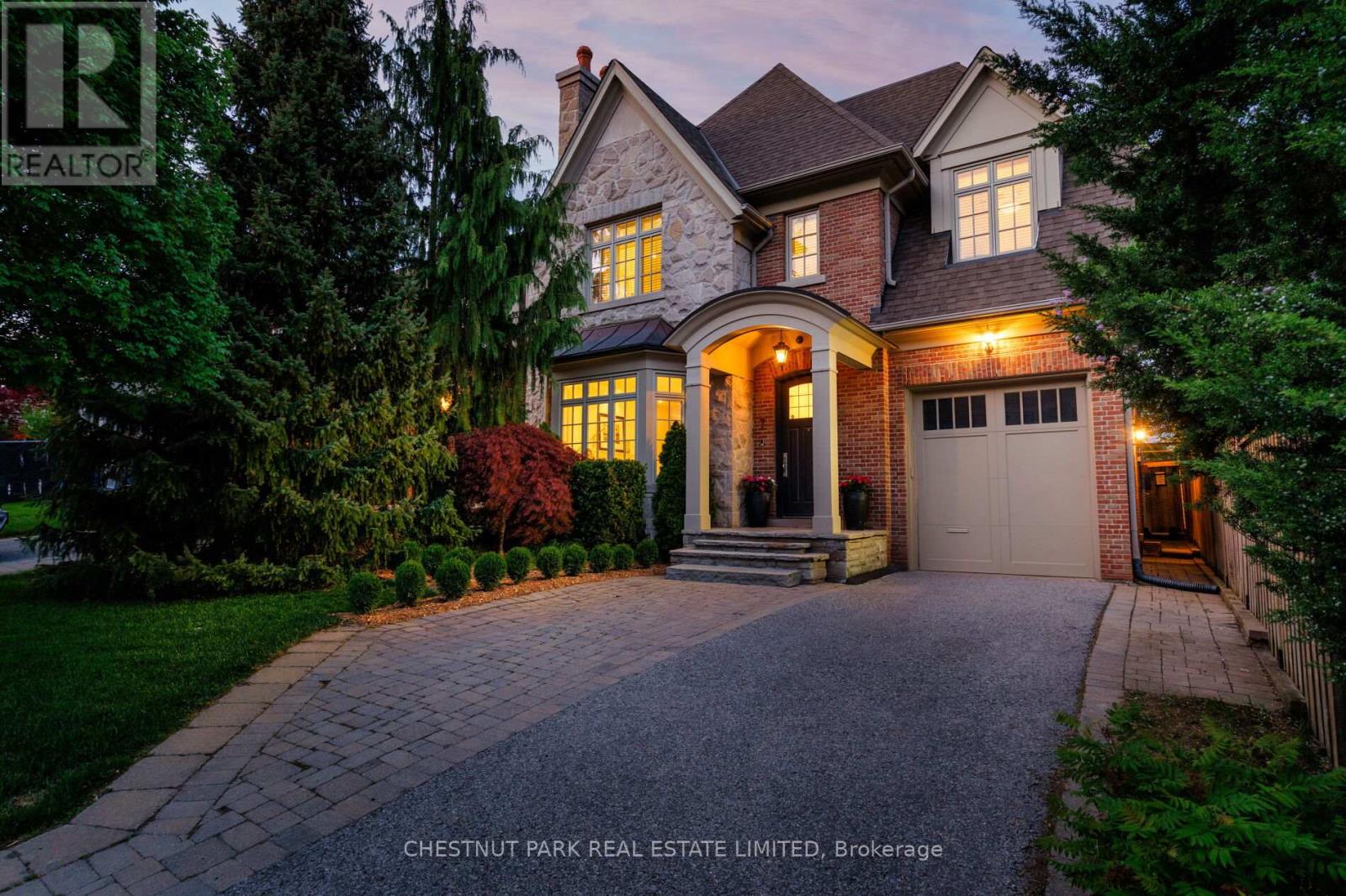 7 STRATHGOWAN CRESCENT, Toronto, Ontario