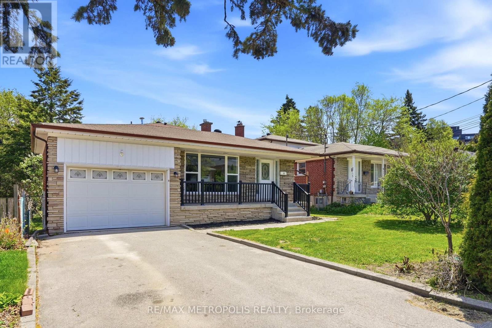 <div class="slider-price">$868,000</div><p>23 Lochleven Drive, Toronto, Ontario</p>