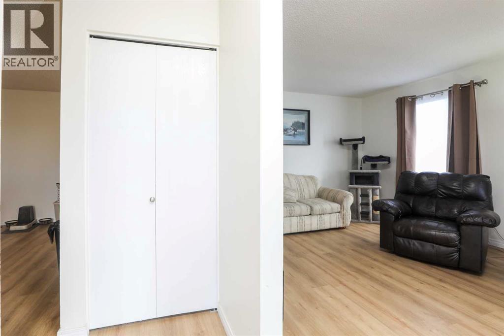 101 Temple Boulevard W, Lethbridge, Alberta  T1K 5K1 - Photo 4 - A2313317