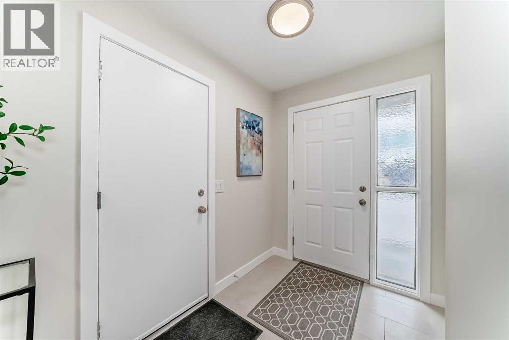 80 Coachway Gardens SW, Calgary, Alberta  T3J 2V9 - Photo 5 - A2309836