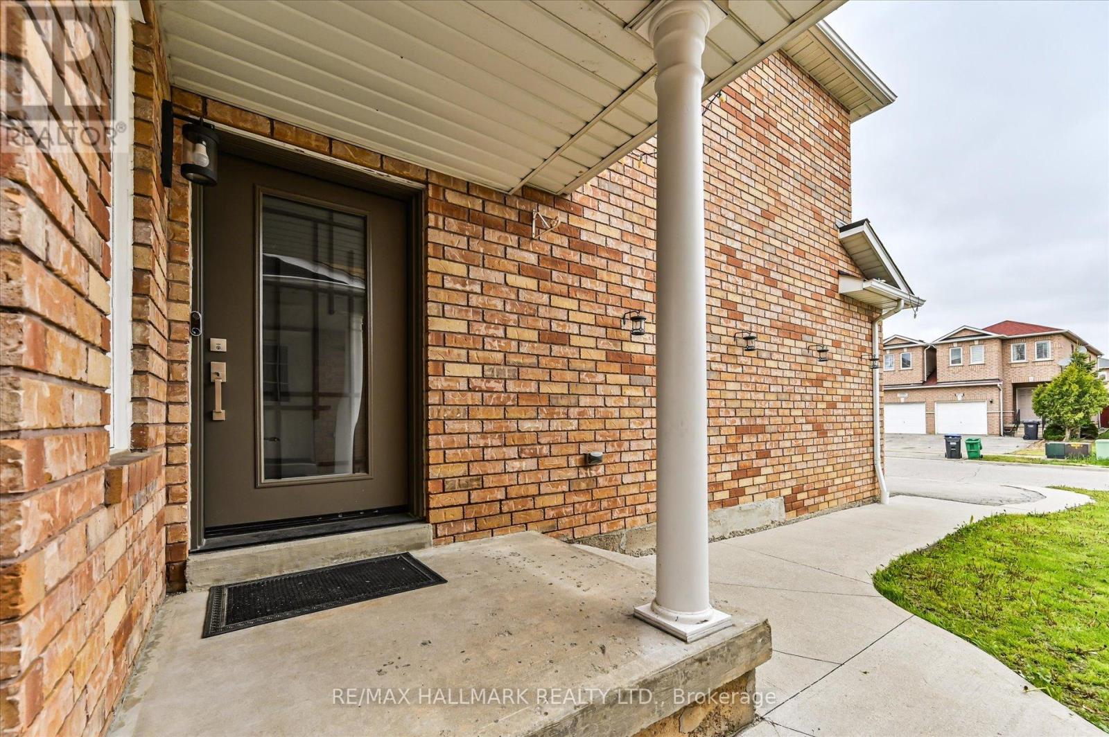 5936 Candlebrook Court, Mississauga, Ontario L5V 2V5 - Photo 3 - W13158870