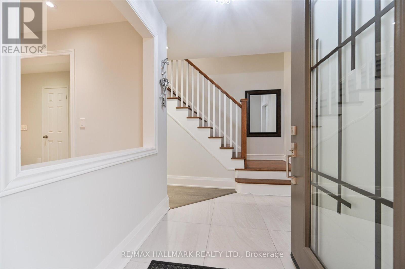 5936 Candlebrook Court, Mississauga, Ontario L5V 2V5 - Photo 4 - W13158870