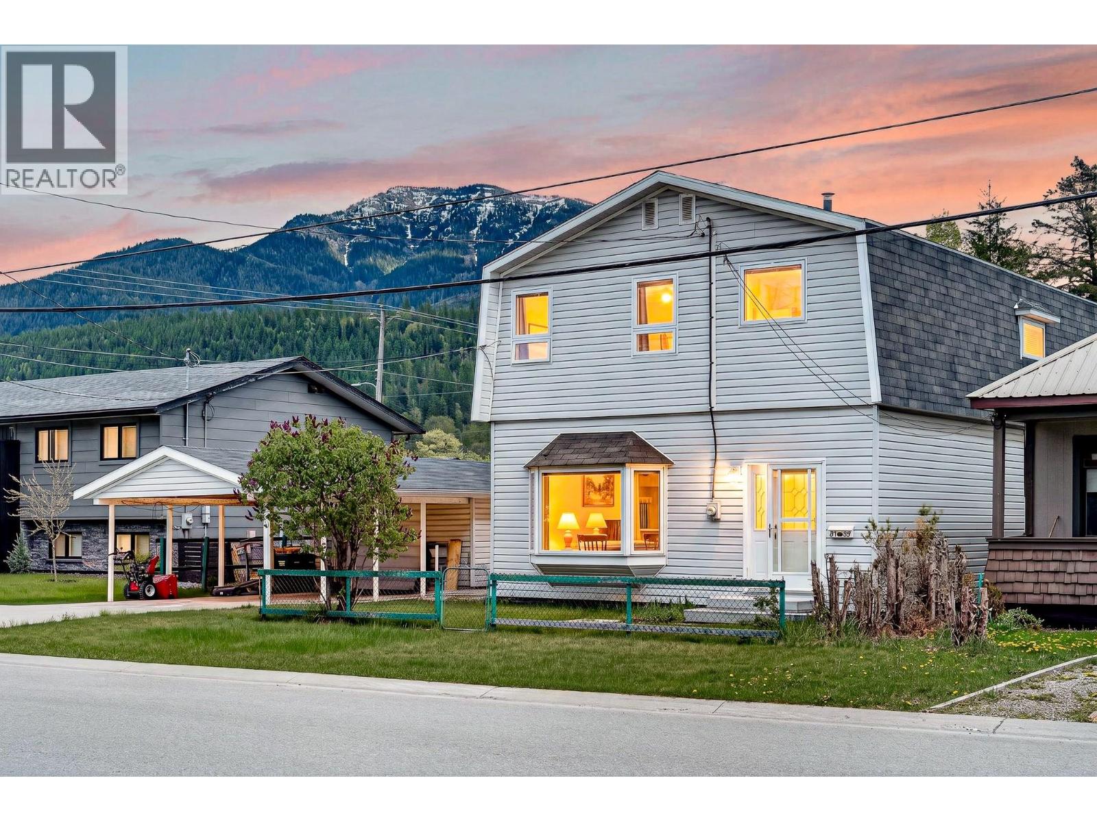 1162 5th Avenue, Fernie, British Columbia  V0B 1M0 - Photo 1 - 10388346