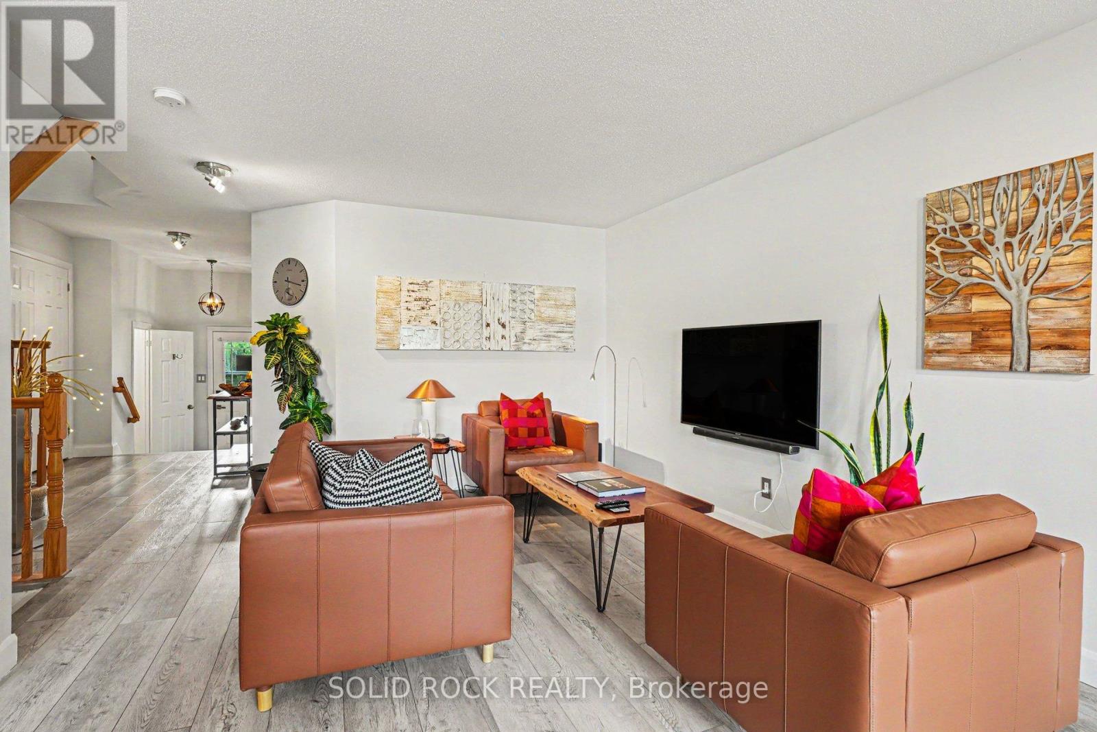 2064 Dunollie Crescent, Ottawa, Ontario K2W 1H6 - Photo 3 - X13159010