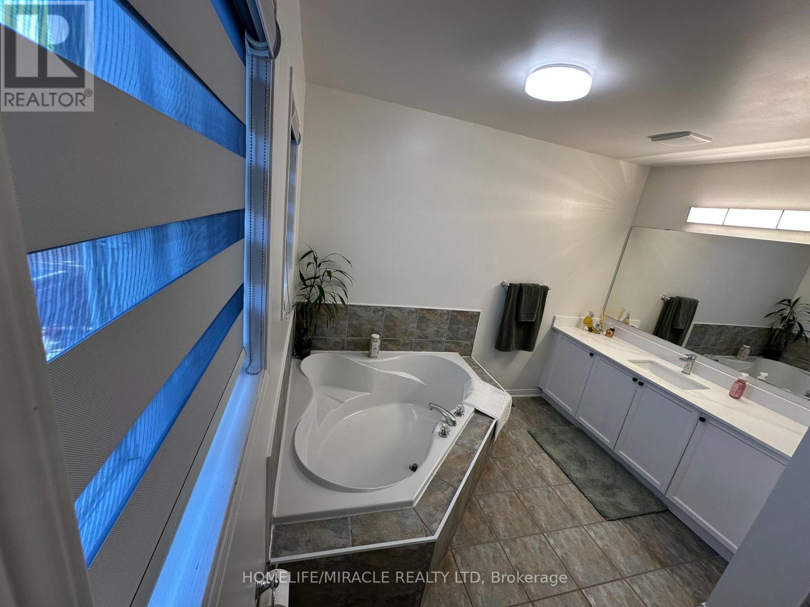65 Fairhill Avenue, Brampton, Ontario  L7A 2E8 - Photo 20 - W12968006