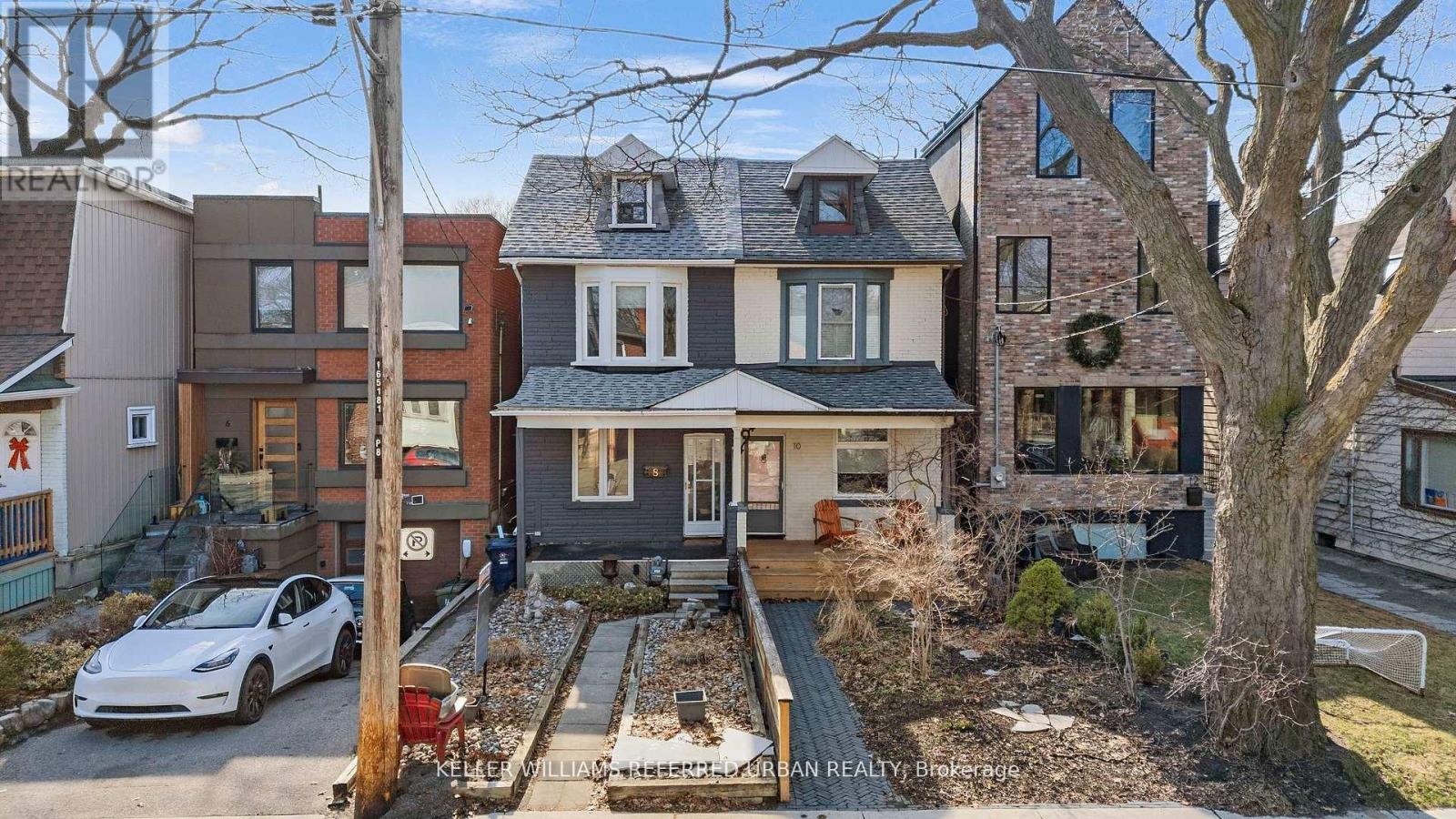 <div class="slider-price">$824,999</div><p>8 Woodlee Road, Toronto, Ontario</p>