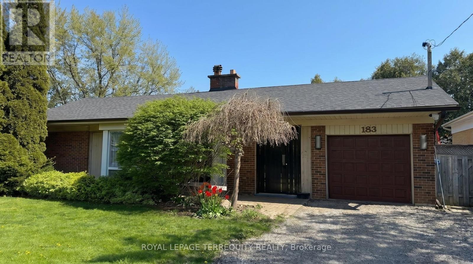 <div class="slider-price">$1,249,000</div><p>183 Island Road, Toronto, Ontario</p>