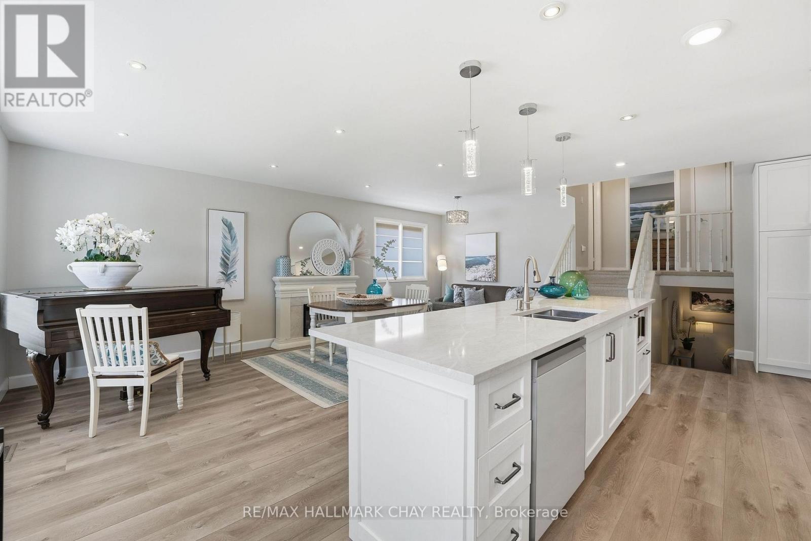 23 Gosney Crescent, Barrie (Painswick North), Ontario  L4N 6T6 - Photo 5 - S13159136