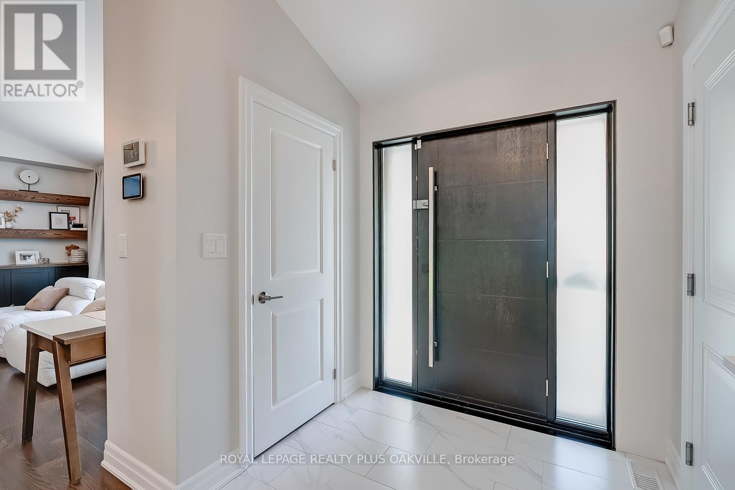 3531 Gallager Drive, Mississauga, Ontario  L5C 2N2 - Photo 4 - W13159068