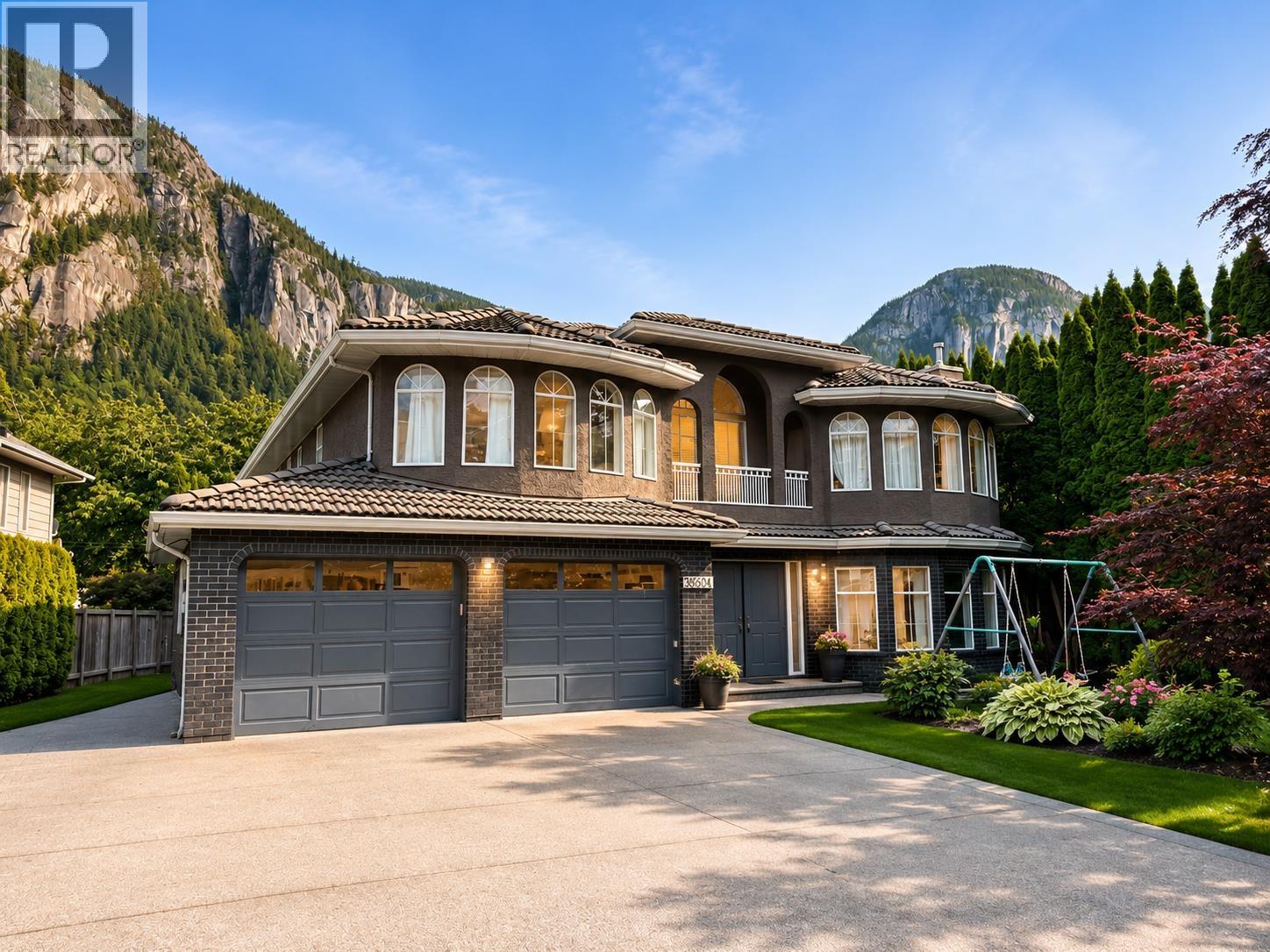 38304 Westway Avenue, Squamish, British Columbia  V8B 0W6 - Photo 1 - R3126661