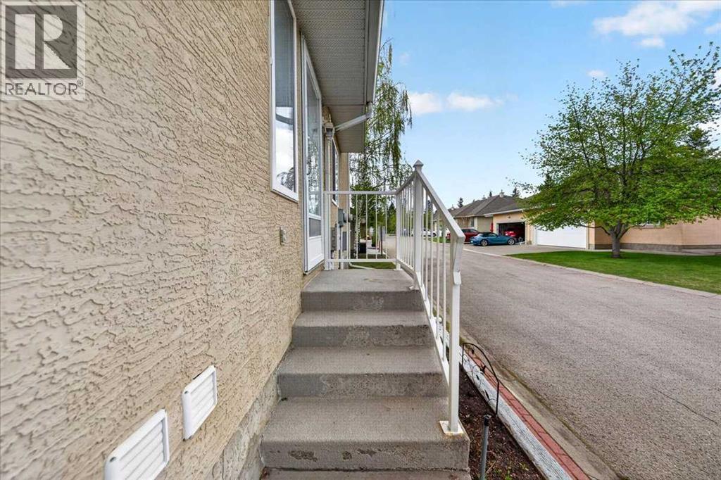 15 Cedarview Mews, Calgary, Alberta  T2W 6H8 - Photo 4 - A2312178