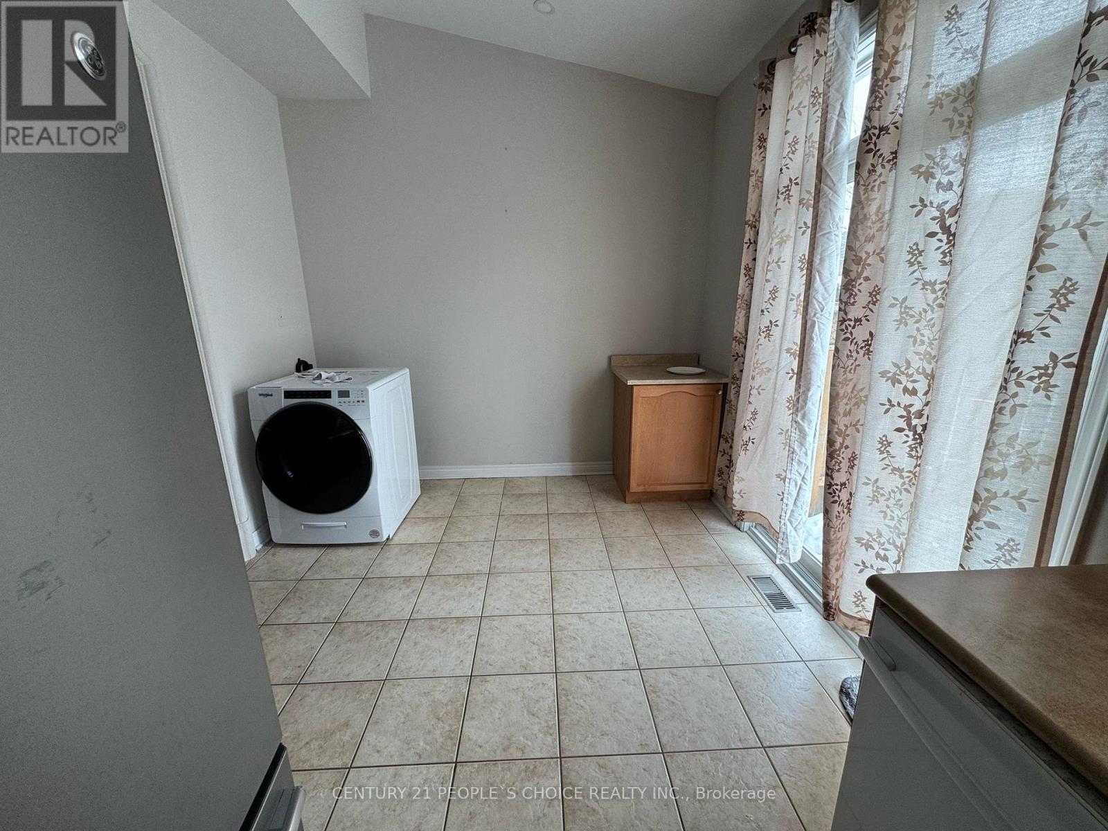 3704 Golden Locust Drive, Mississauga, Ontario  L5N 8N8 - Photo 5 - W13159156