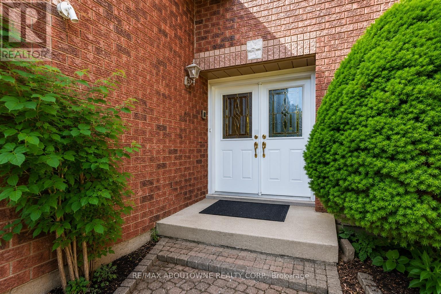 2055 Blacksmith Lane, Oakville, Ontario  L6M 3A3 - Photo 3 - W13159172