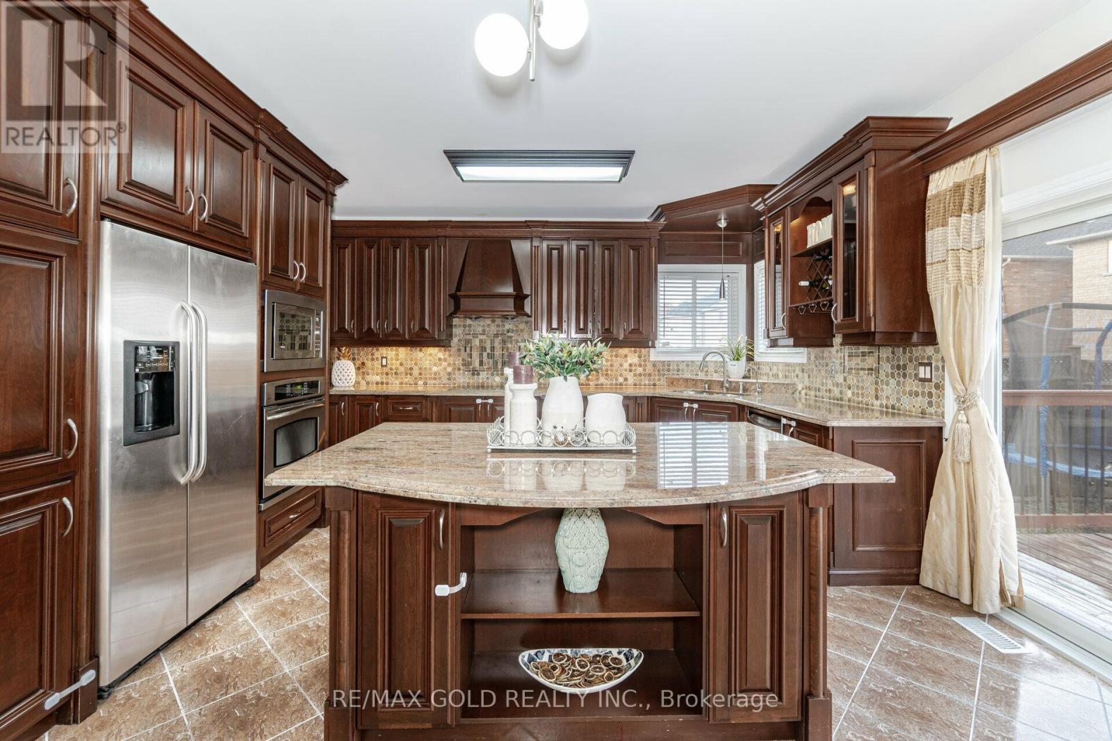 29 Ocean Ridge Drive, Brampton, Ontario L6R 3K5 - Photo 12 - W12925784