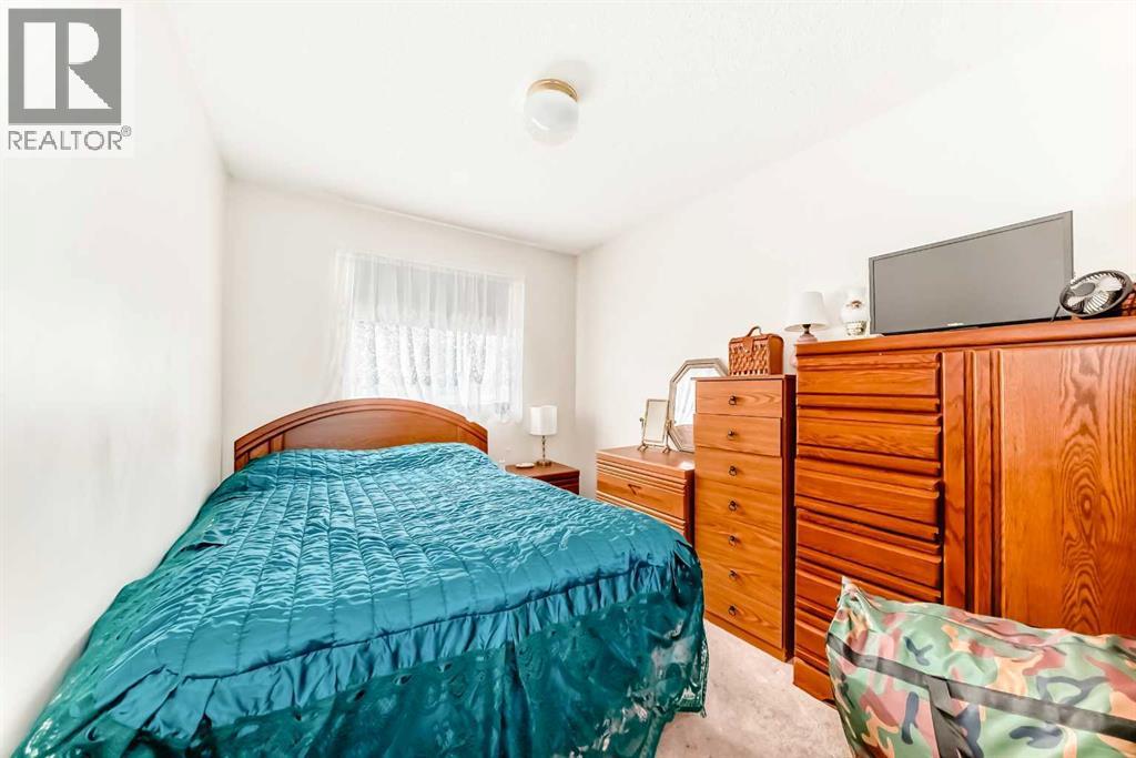 193 Somerset Drive SW, Calgary, Alberta  T2Y 3K2 - Photo 10 - A2313595