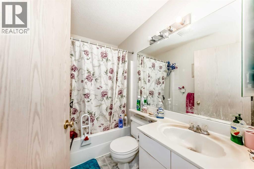 193 Somerset Drive SW, Calgary, Alberta  T2Y 3K2 - Photo 11 - A2313595