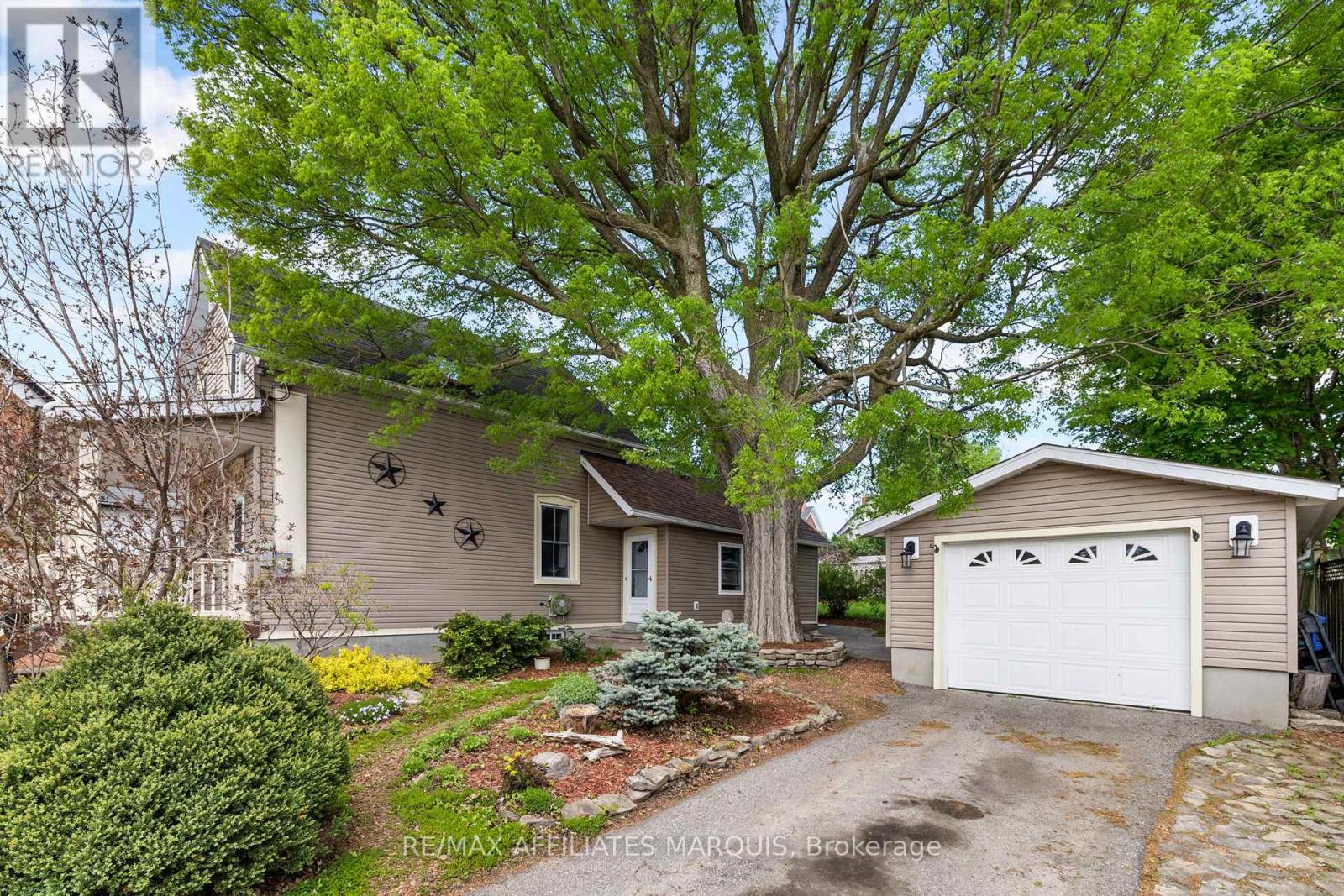 4 Park Avenue, Smiths Falls, Ontario K7A 1X3 - Photo 2 - X13159248