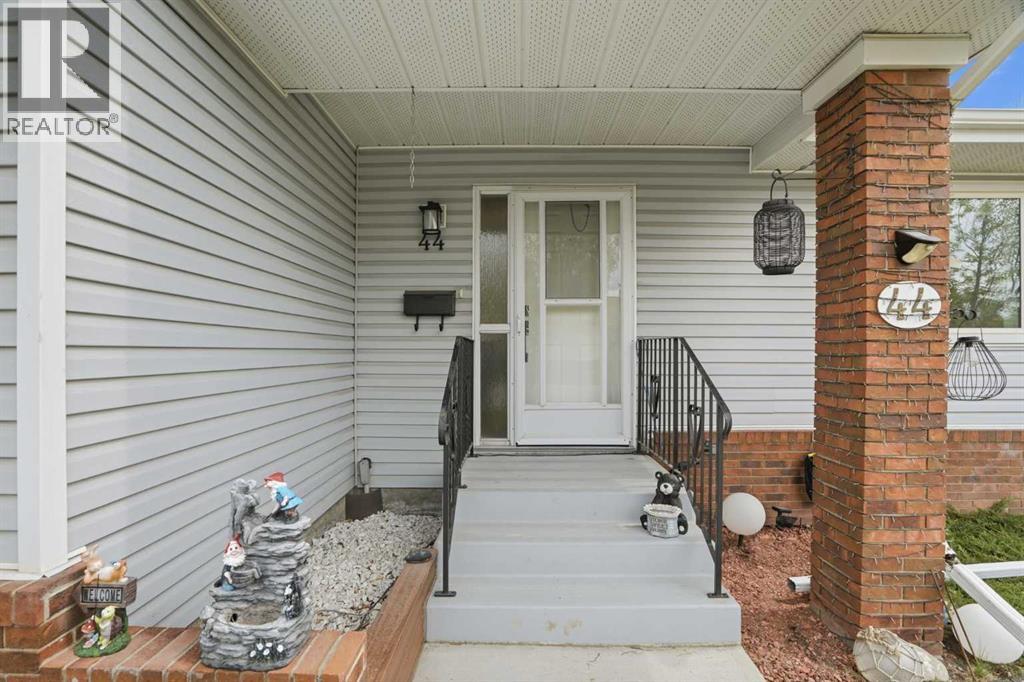 44 Vandoos Gardens NW, Calgary, Alberta  T3A 4W4 - Photo 3 - A2313465