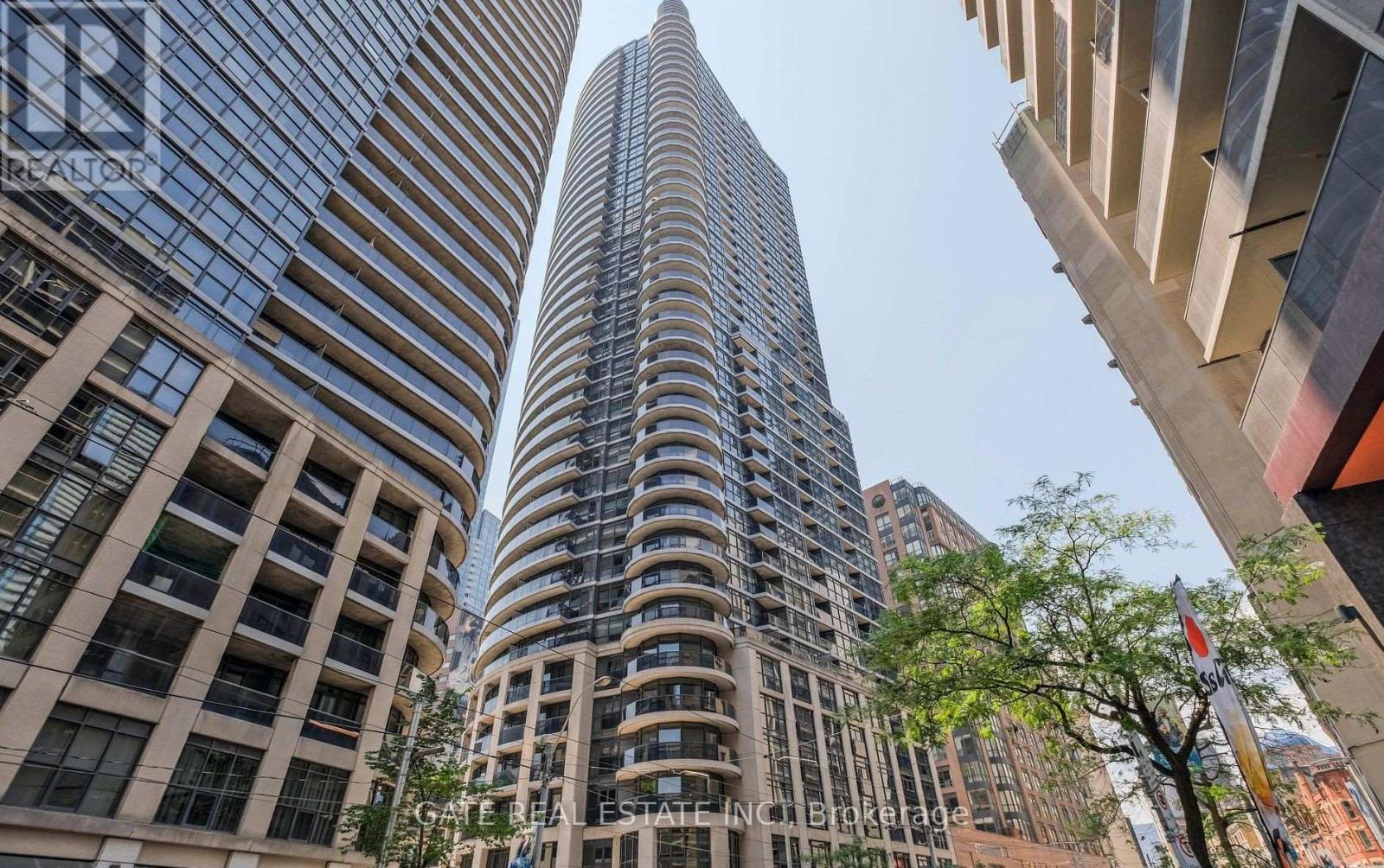 <div class="slider-price">$719,000</div><p>1705 - 21 Carlton Street, Toronto, Ontario</p>
