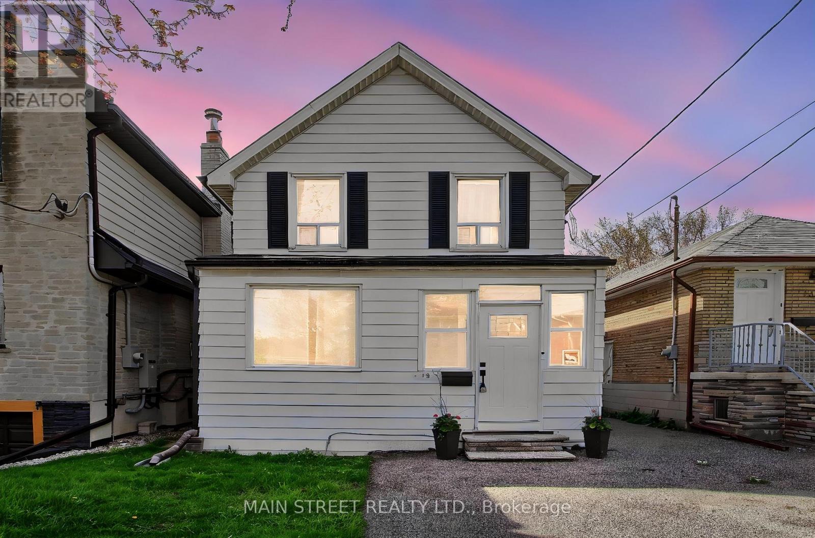 <div class="slider-price">$1,100,000</div><p>19 Macdonald Street, Toronto, Ontario</p>