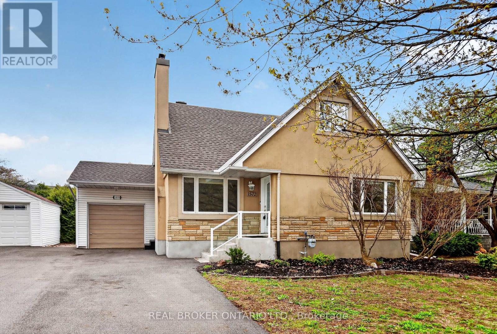 1572 Dorion Avenue, Ottawa, Ontario  K1G 0J6 - Photo 1 - X13159296