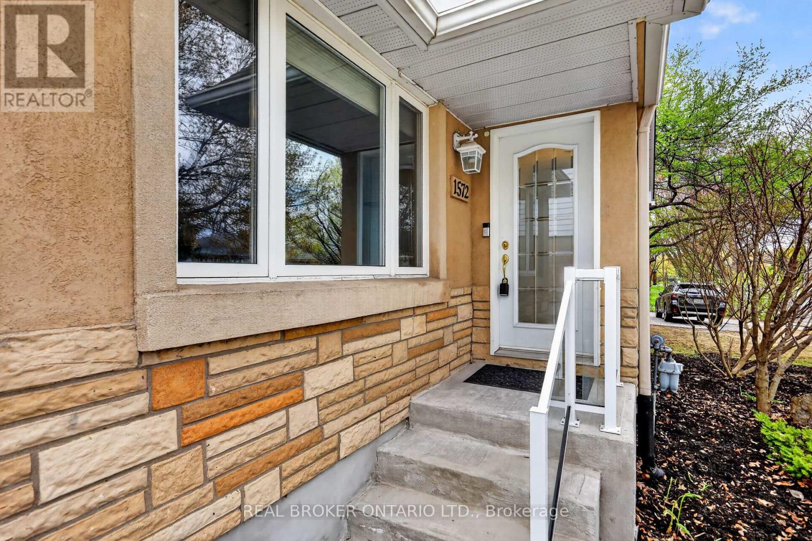 1572 Dorion Avenue, Ottawa, Ontario  K1G 0J6 - Photo 2 - X13159296