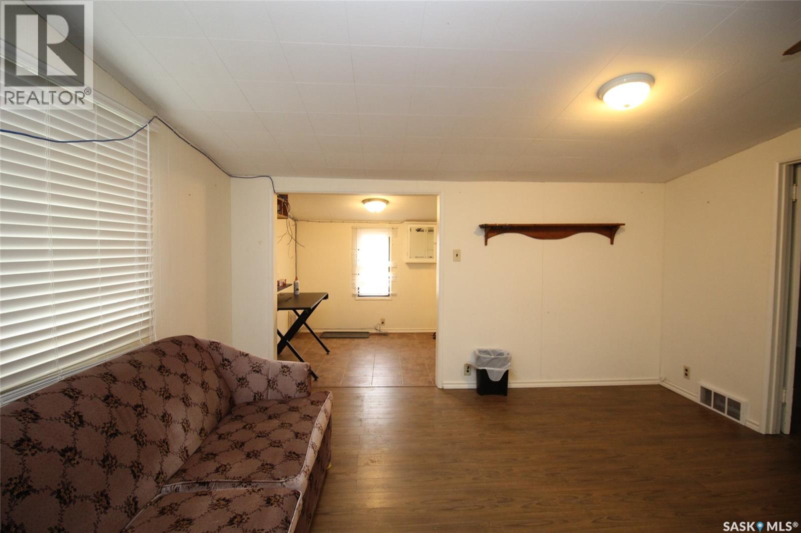 403 4th Street W, Shaunavon, Saskatchewan  S0N 2M0 - Photo 4 - SK036797