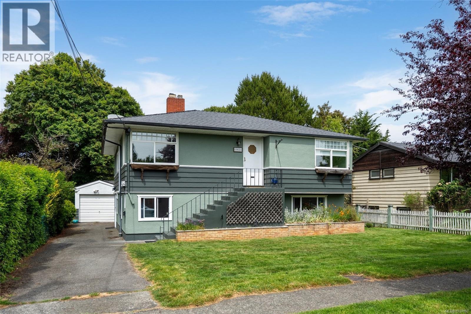 1914 Leighton Rd, Victoria, British Columbia