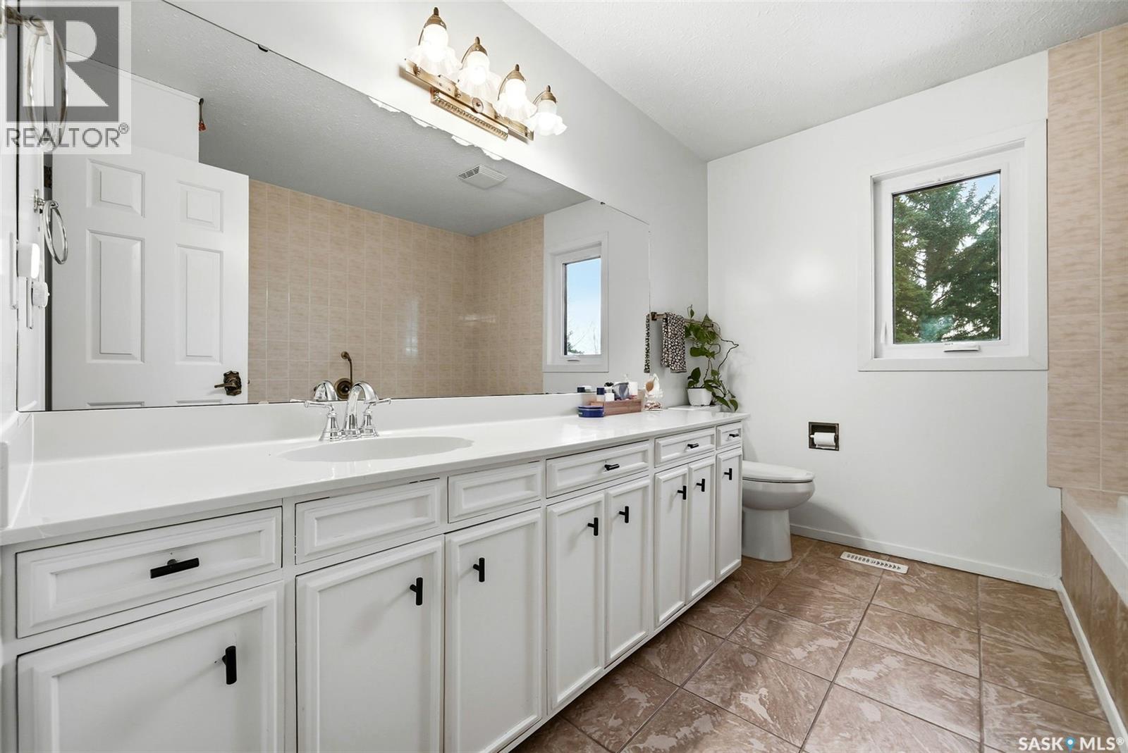 2402 Truesdale Drive, Regina, Saskatchewan  S4V 0W2 - Photo 25 - SK036723