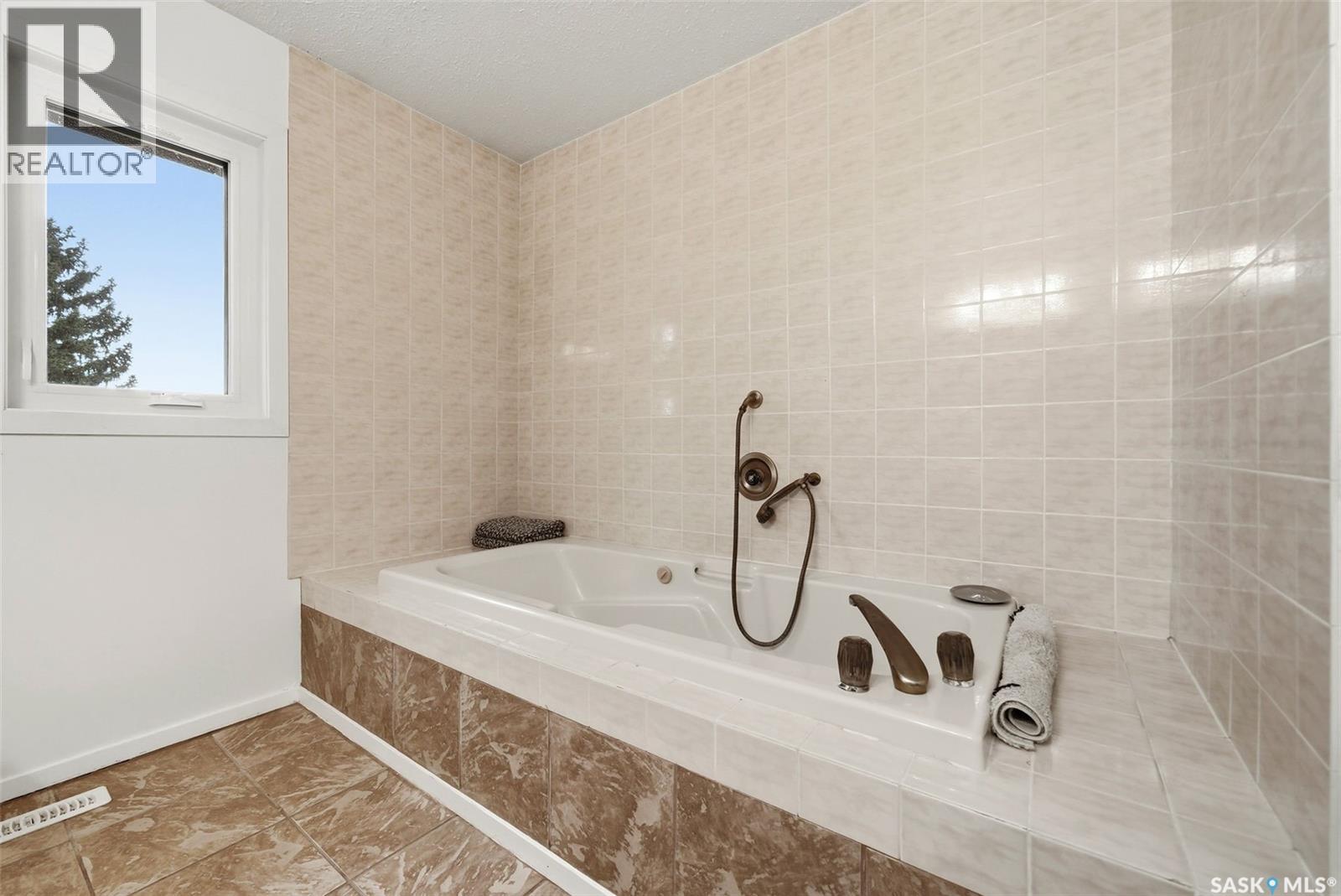 2402 Truesdale Drive, Regina, Saskatchewan  S4V 0W2 - Photo 34 - SK036723