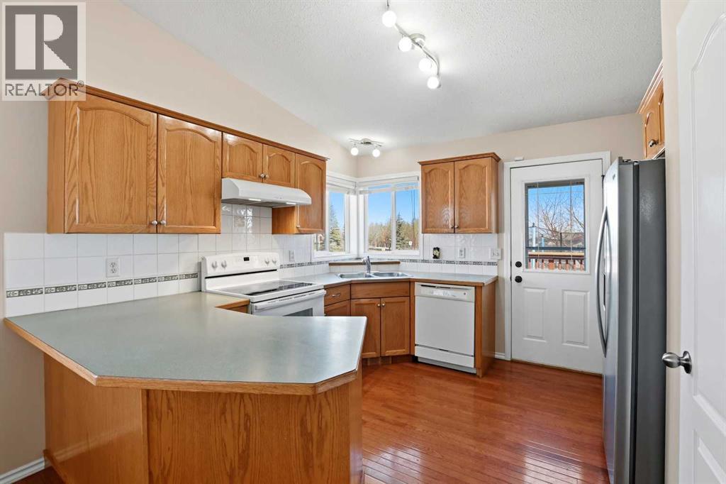 2 Lewis Close, Red Deer, Alberta  T4R 3E4 - Photo 6 - A2307682