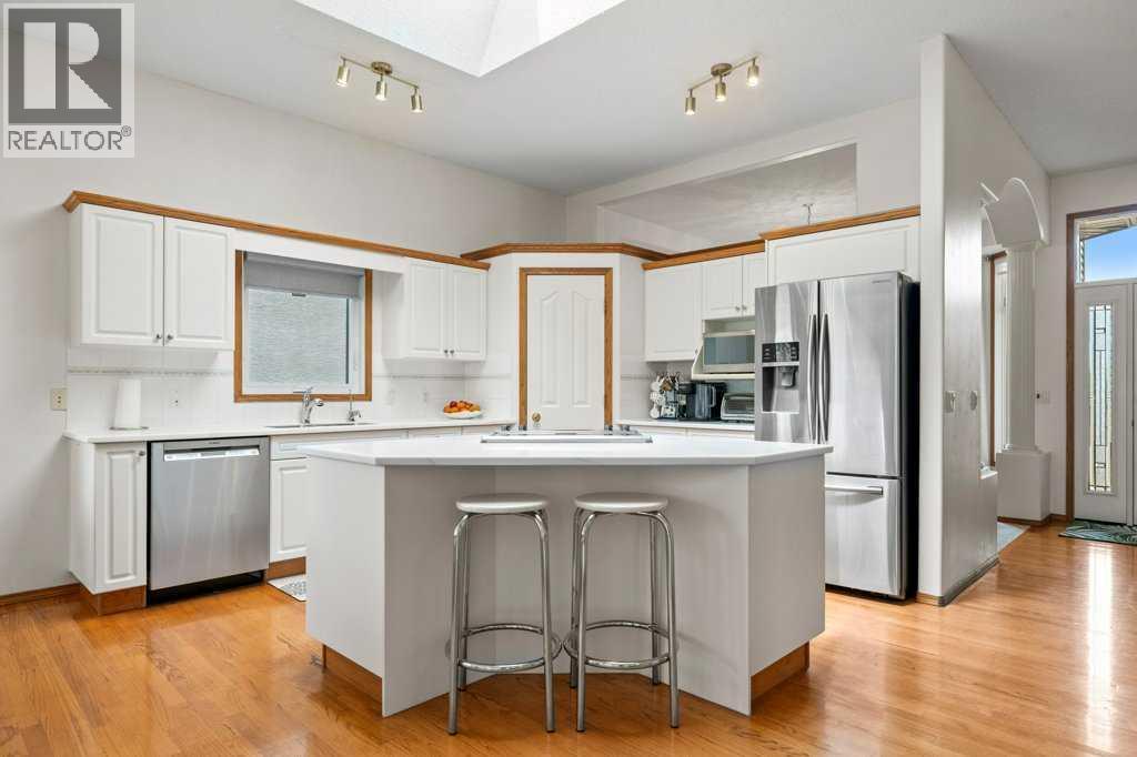 125 Woodpark Close SW, Calgary, Alberta  T2W 6H1 - Photo 4 - A2313625