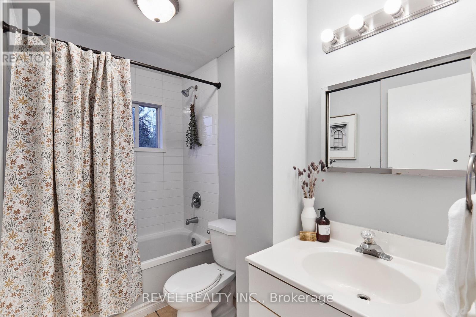 689 Gibb Street, Oshawa, Ontario  L1J 1Z8 - Photo 19 - E13159388
