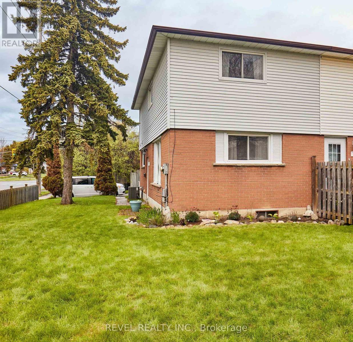 689 Gibb Street, Oshawa, Ontario  L1J 1Z8 - Photo 2 - E13159388