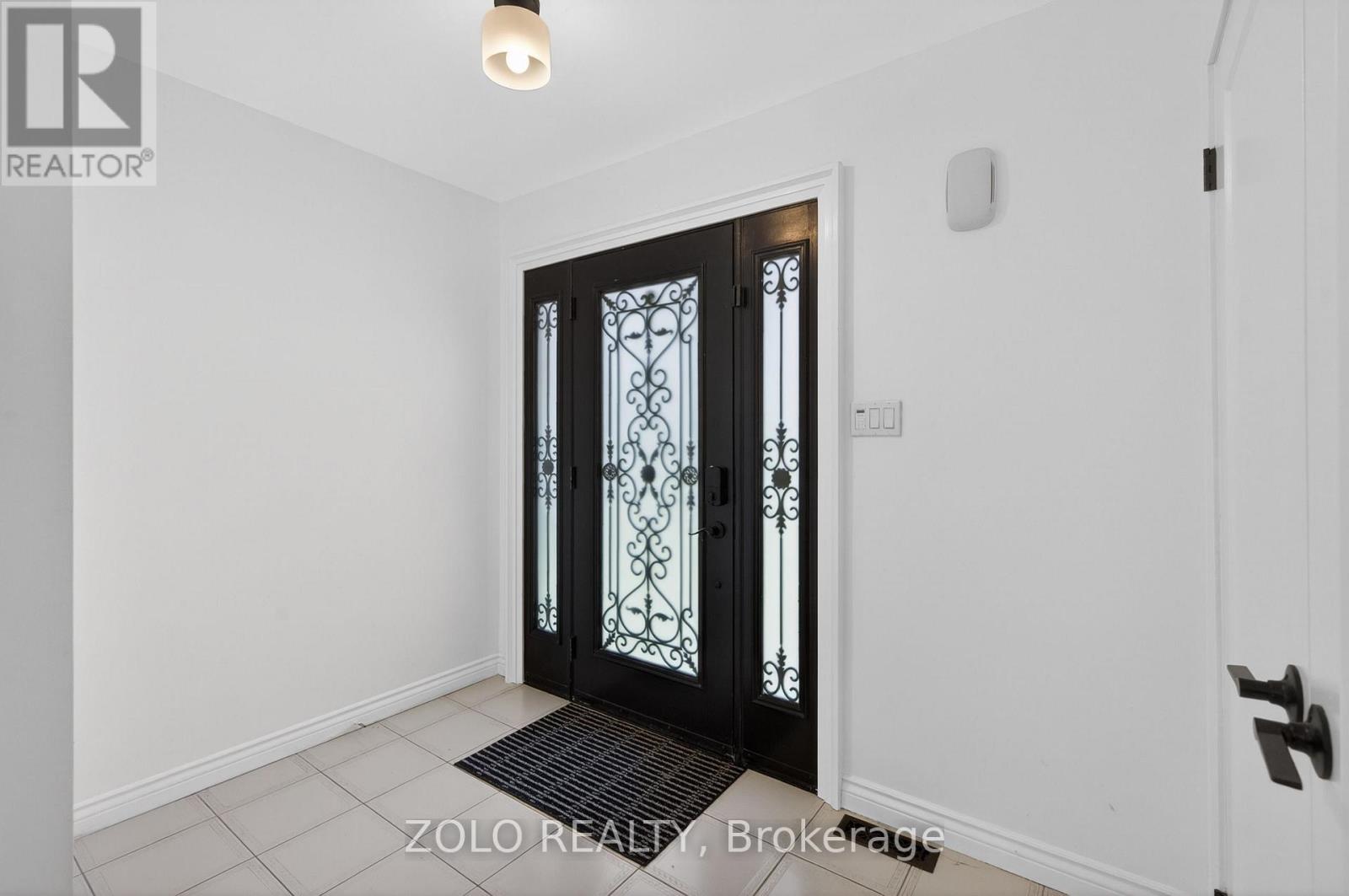 6166 Kindree Circle, Mississauga, Ontario  L5N 3C2 - Photo 5 - W13159400